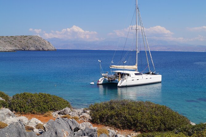 Catamaran Sailing Trip - All Inclusive - Crew and vibe: Captain Nick keeps it friendly and easy