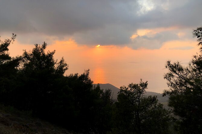 Chania 4x4 Sunset Safari Tour - Stop 3: Nteres to Deres for meze, local wine, and a family tavern finish