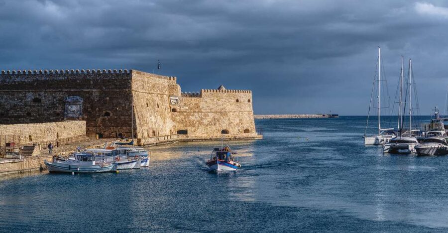 Crete: Heraklion Center, Local Market and Creta Aquarium - Liberty Square and the Venetian Lion: a quick lesson you can feel