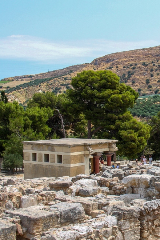 Crete: Knossos Palace & Heraklion Guided Tour - The big Knossos moments: Throne Room, frescoes, and Minoan columns