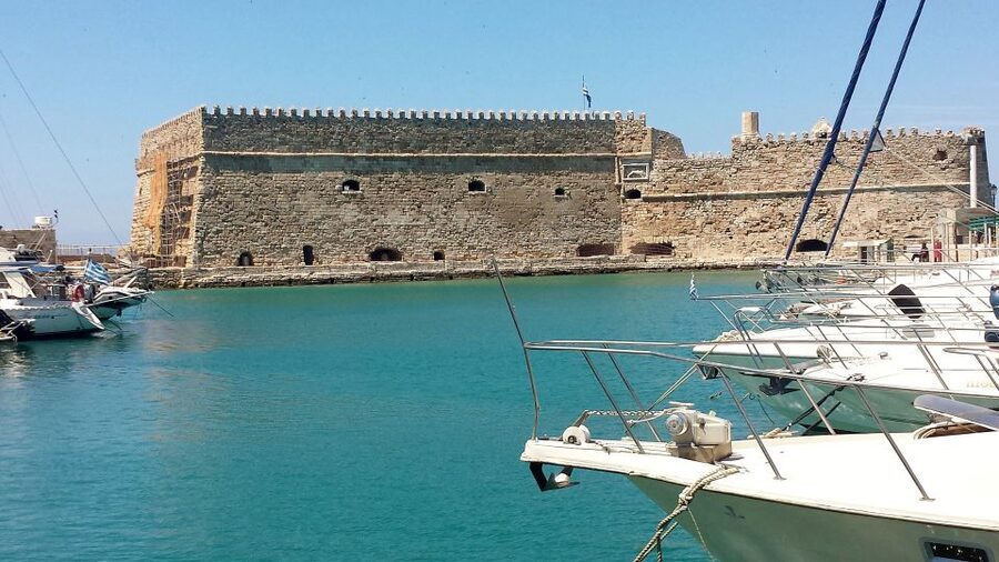 Crete: Knossos Palace & Heraklion Guided Tour - Pickup logistics and bus comfort across Crete