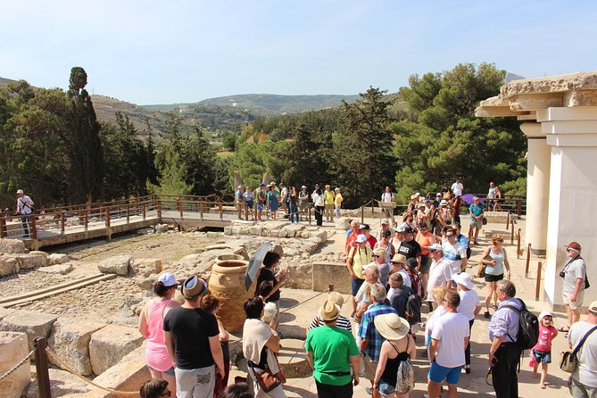 Crete Minoan Discovery Tour with Knossos Palace, Heraklion, and Live Dance Show - Heraklion old town with a guide: squares, shops, and learning the city’s arc