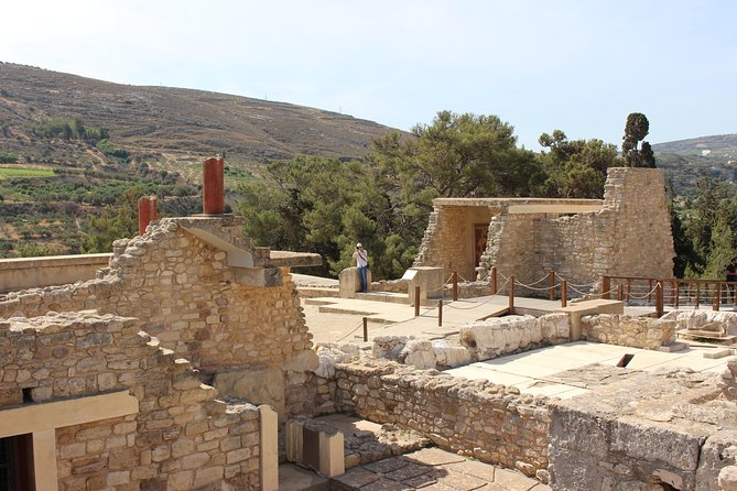 Crete Minoan Discovery Tour with Knossos Palace, Heraklion, and Live Dance Show - Pickup, mobile tickets, and how to avoid a stressful morning