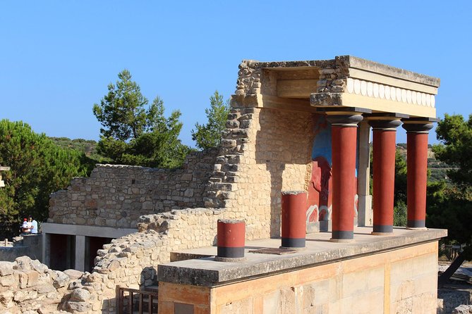 Crete Minoan Discovery Tour with Knossos Palace, Heraklion, and Live Dance Show - What the guide quality tends to change on this tour