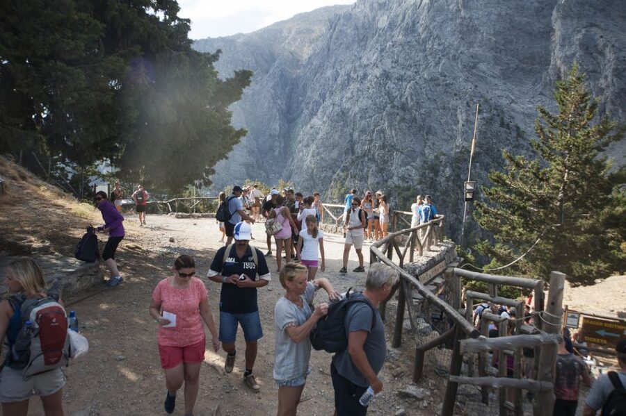 Crete: Samaria Gorge Hike - From Xiloskalo to the gorge floor: walking the ancient Taras route
