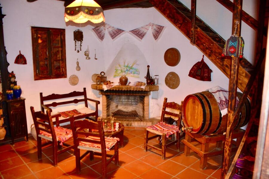 Crete: Traditional Cretan Night: Live Show and Dinner - Best for who? And who should look elsewhere