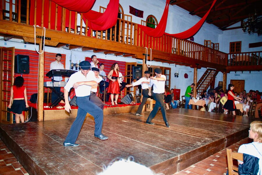 Crete: Traditional Cretan Night: Live Show and Dinner - Timing, group size, and comfort: what to expect on the “real” evening