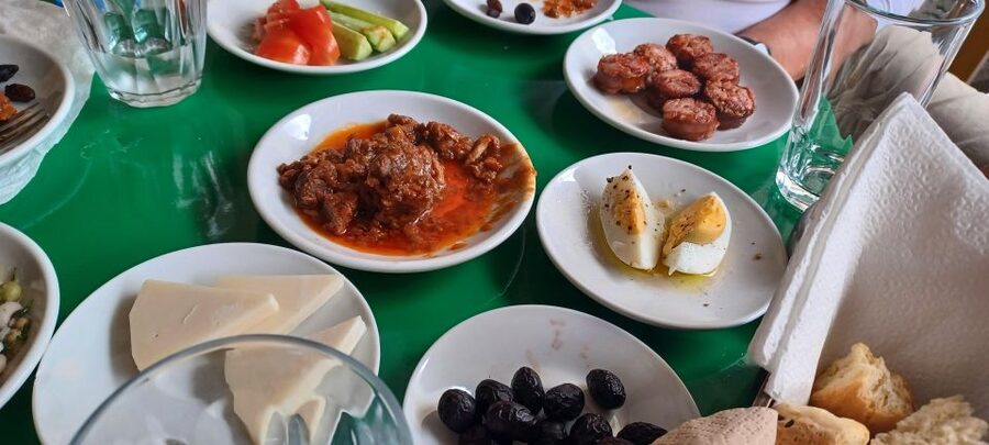Food Tour in Heraklion – Discover Cretan Flavors - The basic idea: a Heraklion food tour that mixes bites with real streets