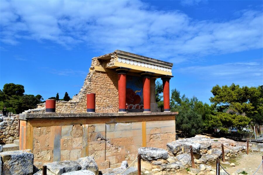 From Chania: Full-Day Heraklion Highlights Guided Tour - Knossos Palace with the right guide: reading ruins through the Minotaur lens