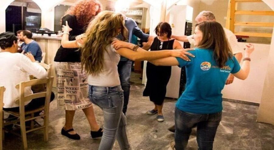 From Rethymno: Cretan Night Music, Food & Dancing - The Folklore Show: When the Evening Turns Into Entertainment