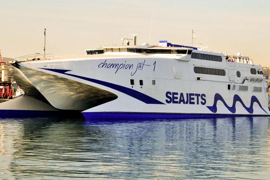 From Rethymno: Full-Day Trip to Santorini by Boat - Athinios arrival and the first transfer to Oia