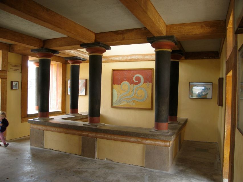Heraklio:Knossos Palace-Museum-Heraklio ALL IN SKIP The line - Guides, headsets, and the bilingual English/German rhythm