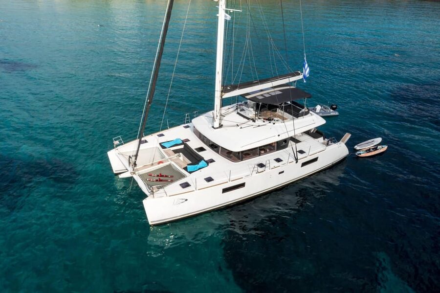Heraklion: Dia Island Luxury Catamaran Cruise with Meal - Crew vibe and onboard atmosphere: attentive without being stiff