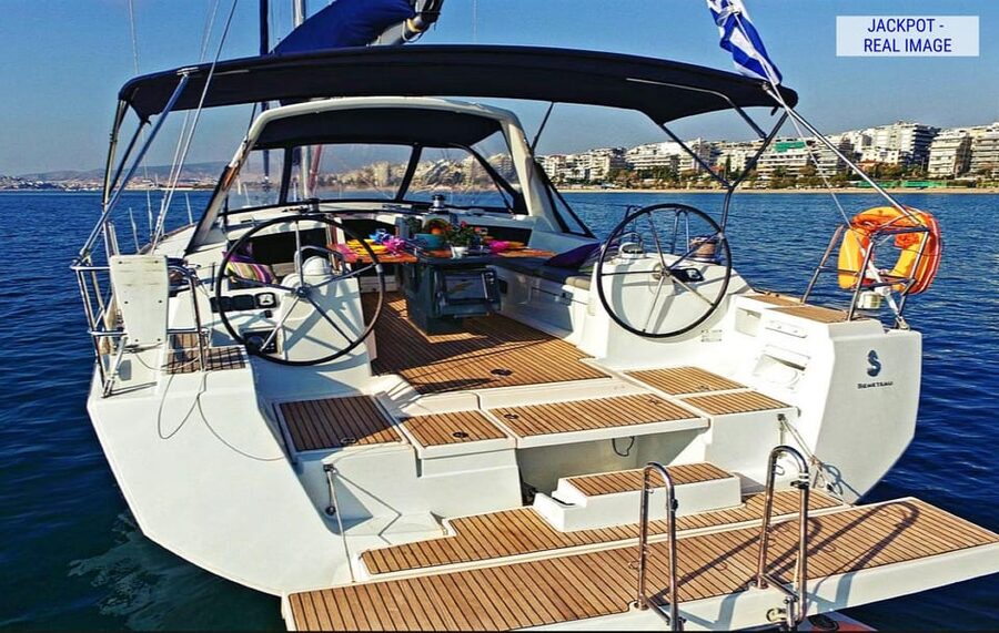 Heraklion: Dia Island Luxury Sailing Trip with Meal & Drinks - Group size and boat choice: private calm vs shared social