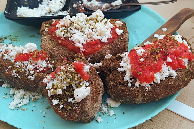 Heraklion Family Treasure Hunt with Food Stop - Food stop: what to expect from kaltsoynia pastries and water