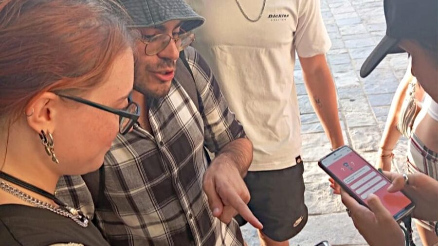 Heraklion: Family Zorba Treasure Hunt with Food Stop - The Zorba storyline: clues that connect literature to the streets