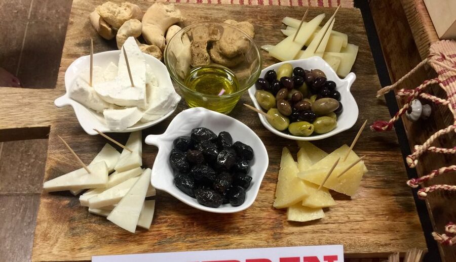 Heraklion: Food Tastings Walking Tour - Market time in the real flow of Heraklion