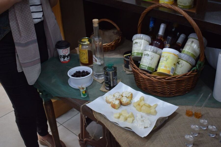 Heraklion: Gourmet Flavours Walking Tour - Dinner hour: from small bites to a real stop