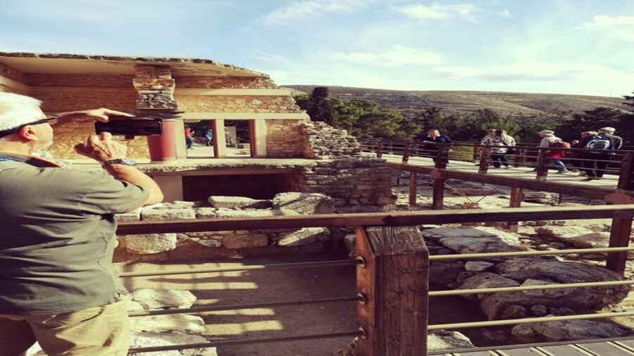 Heraklion: Knossos Palace Guided Tour Half Day - What you’ll see at the Knossos Palace ruins (1700–1400 BC)