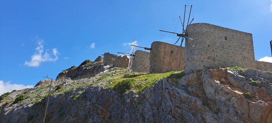 Heraklion: Knossos Palace, Zeus Cave & Oil Mill Private Tour - Fresh strawberries and farm-life stops: why they matter