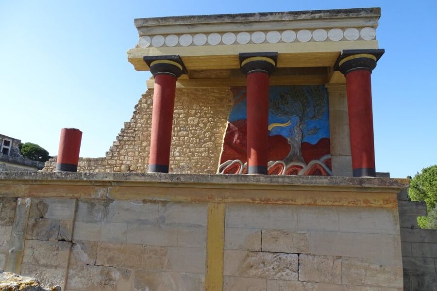 Heraklion: Knossos Palace, Zeus Cave & Oil Mill Private Tour - Lunch in a family taverna: optional, but often worth it