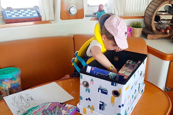 Heraklion: Private Catamaran Cruise to Dia with Meal & Drinks - The meal and drinks: a full lunch with unlimited beer and wine