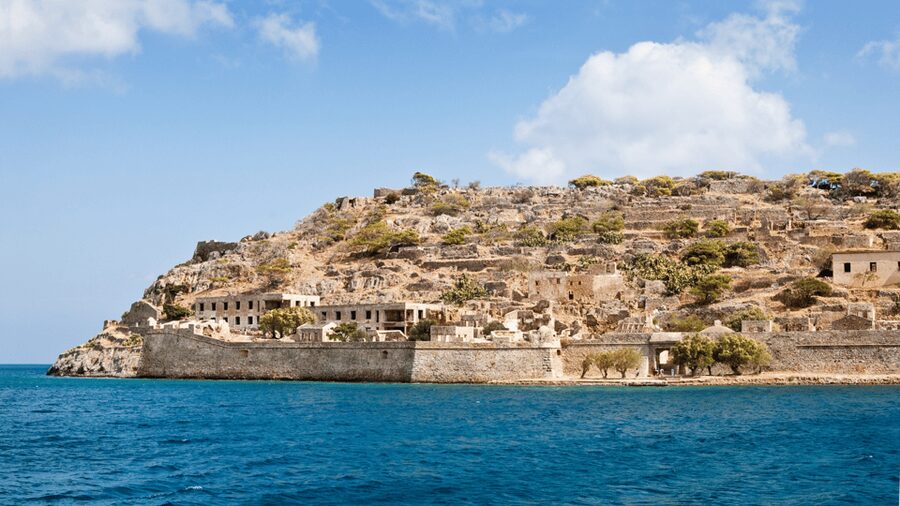 Heraklion: Spinalonga and Agios Nikolaos Cruise with Lunch - Spinalonga guided tour: how the leper colony story lands