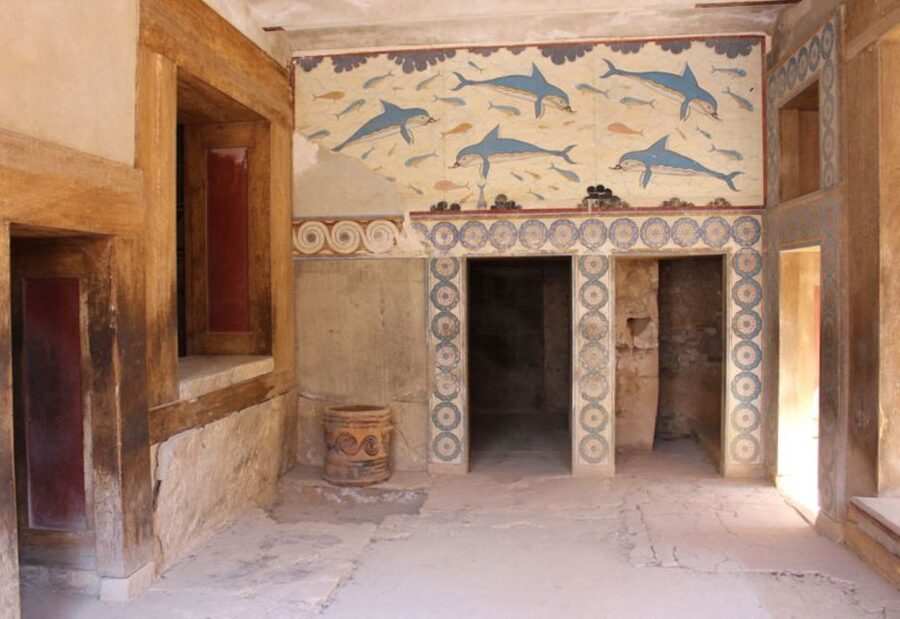 Ierapetra: Knossos Palace and Heraklion Guided City Tour - Language and Group Comfort: Who This Tour Fits Best