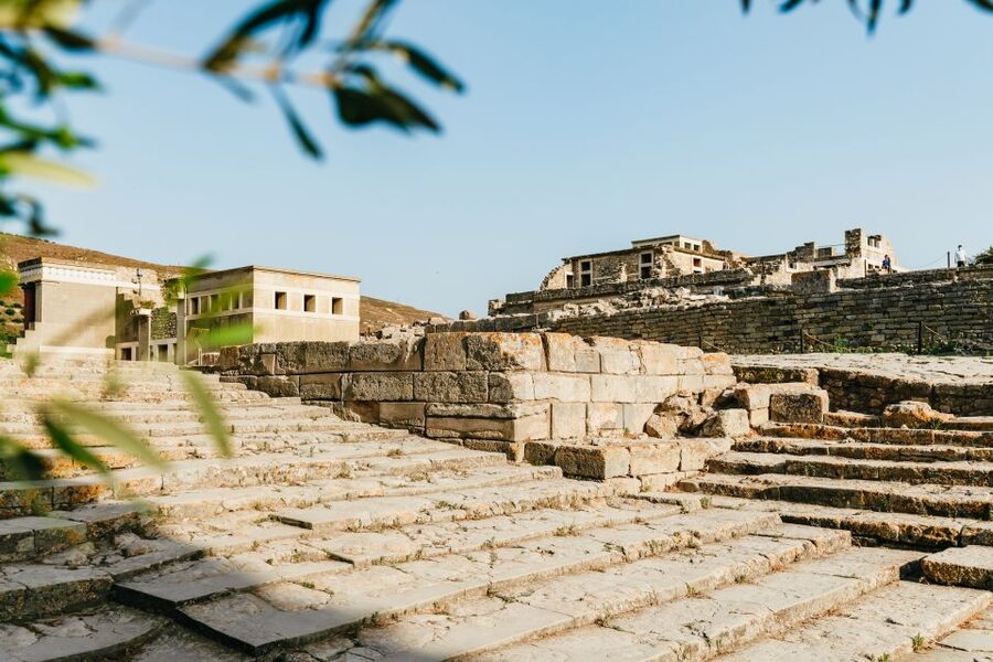 Knossos: Knossos Palace Skip-the-Line Guided Walking Tour - Inside the Palace of Knossos: rooms, courts, and the Minoan layout