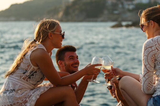 Luxury Catamaran Cruise, Dia Island –Open Bar & Lunch -Top Rated! - Food on the Water: Four Lunch Options + Drinks That Don’t Stop