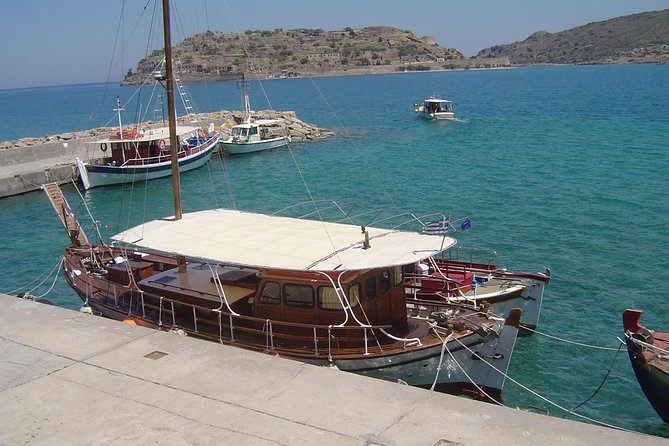 PRIVATE Spinalonga & Agios Nikolaos & Olive Oil Factory CRETE - Plaka and the fisher boat to Spinalonga: the transfer is part of the experience