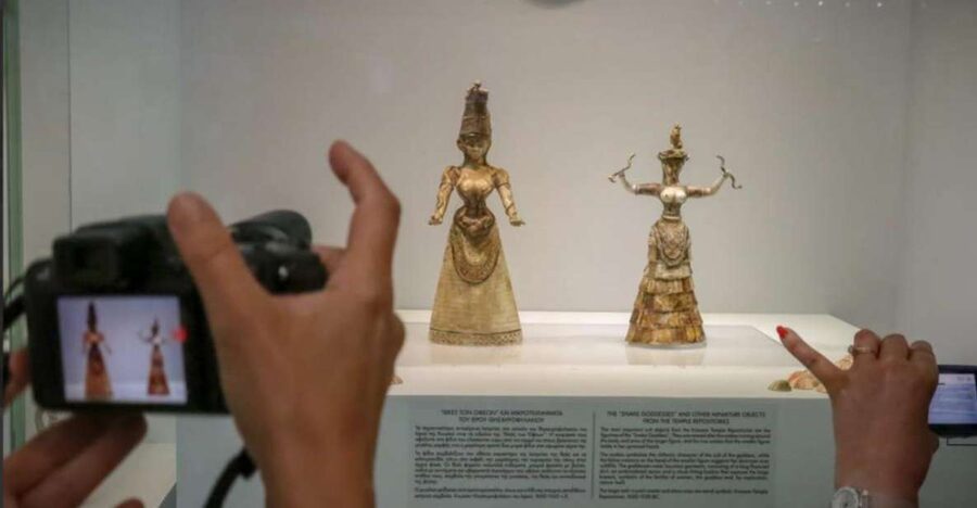 Private tour: Archeological Museum of Heraklion - Entering the Archaeological Museum of Heraklion with less friction
