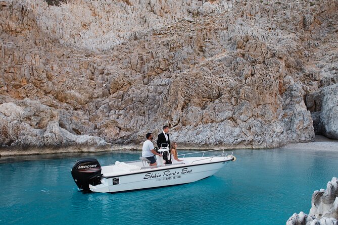 RENT A BOAT 5,5m-30hp LICENCE FREE MARATHI - Your 5.5m, 30hp Boat: Easy Control for Up to Six