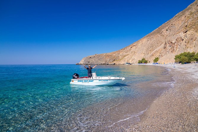 RENT A BOAT 5,5m - 30hp LICENSE FREE Chora Sfakion, Sfakia - Getting set up at Sfakia Port: how not to stress the docking