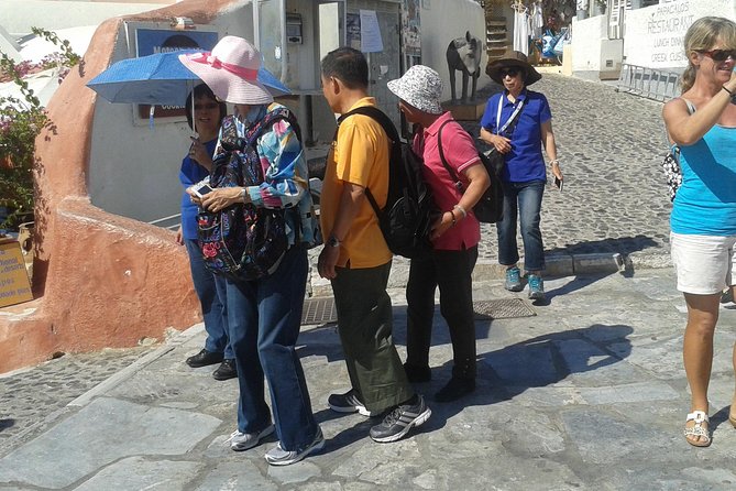 Santorini - The pearl of the Aegean - Stop 2: Oia for about 2 hours of alley time