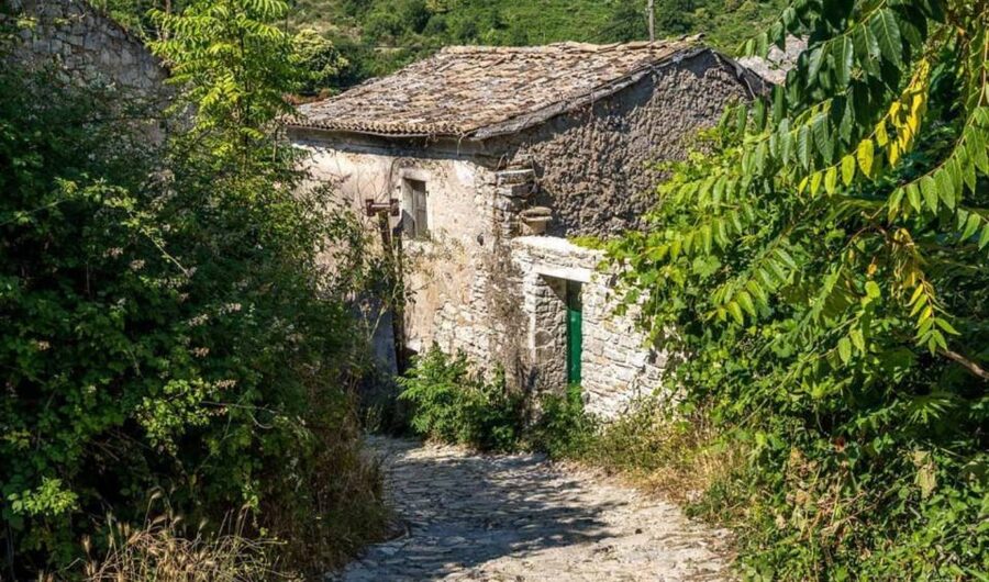 Through the Lens of Crete: Knossos, Legends, and Local Life - Should you book Through the Lens of Crete?