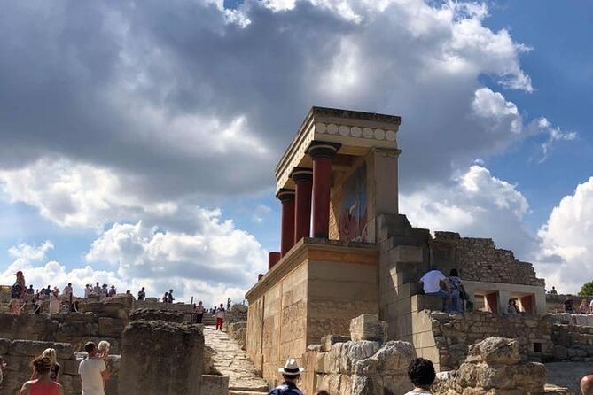 WeGuide Knossos palace - Inside Knossos: myths of King Minos and the Minotaur